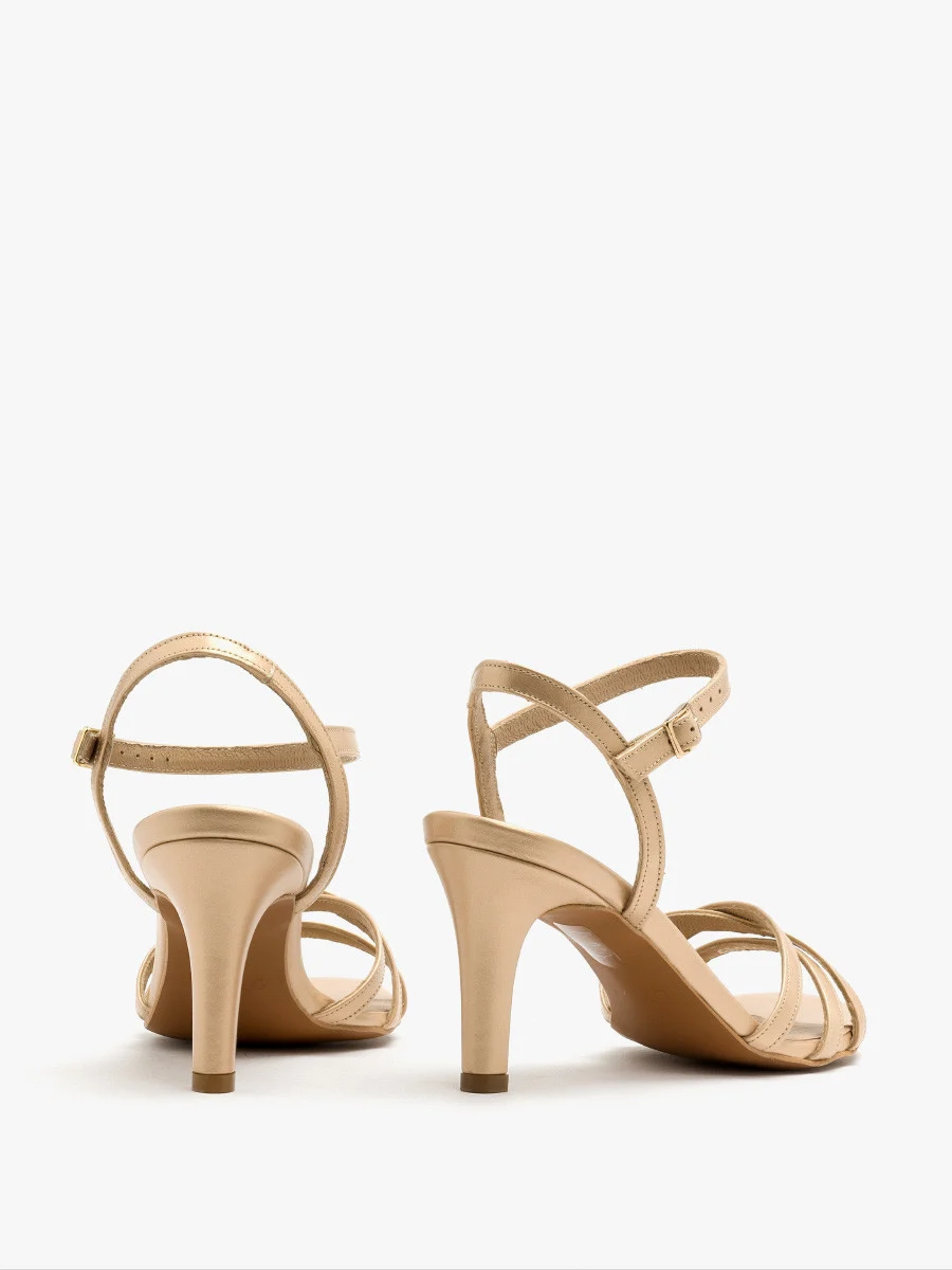 Złote sandały na szpilce