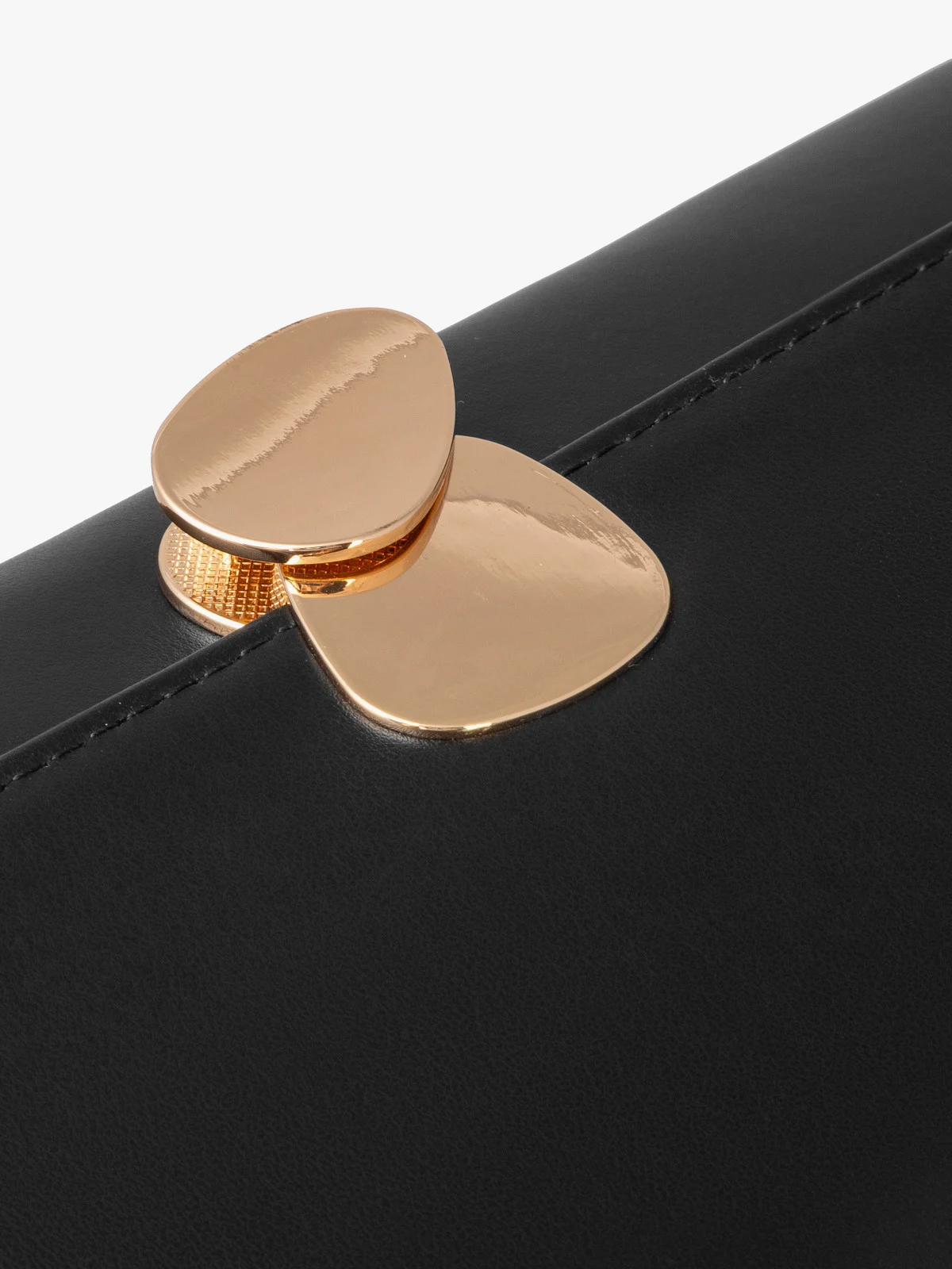 Elegancka czarna torebka z ozdobnym zapięciem