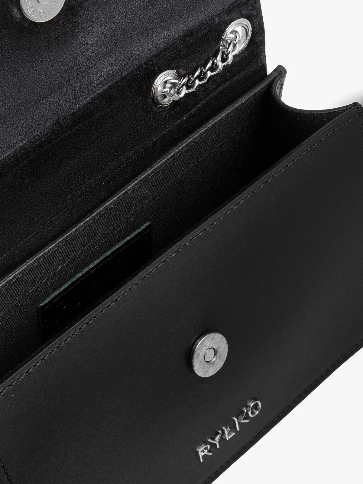 Elegancka, czarna torebka z łańcuszkowym paskiem