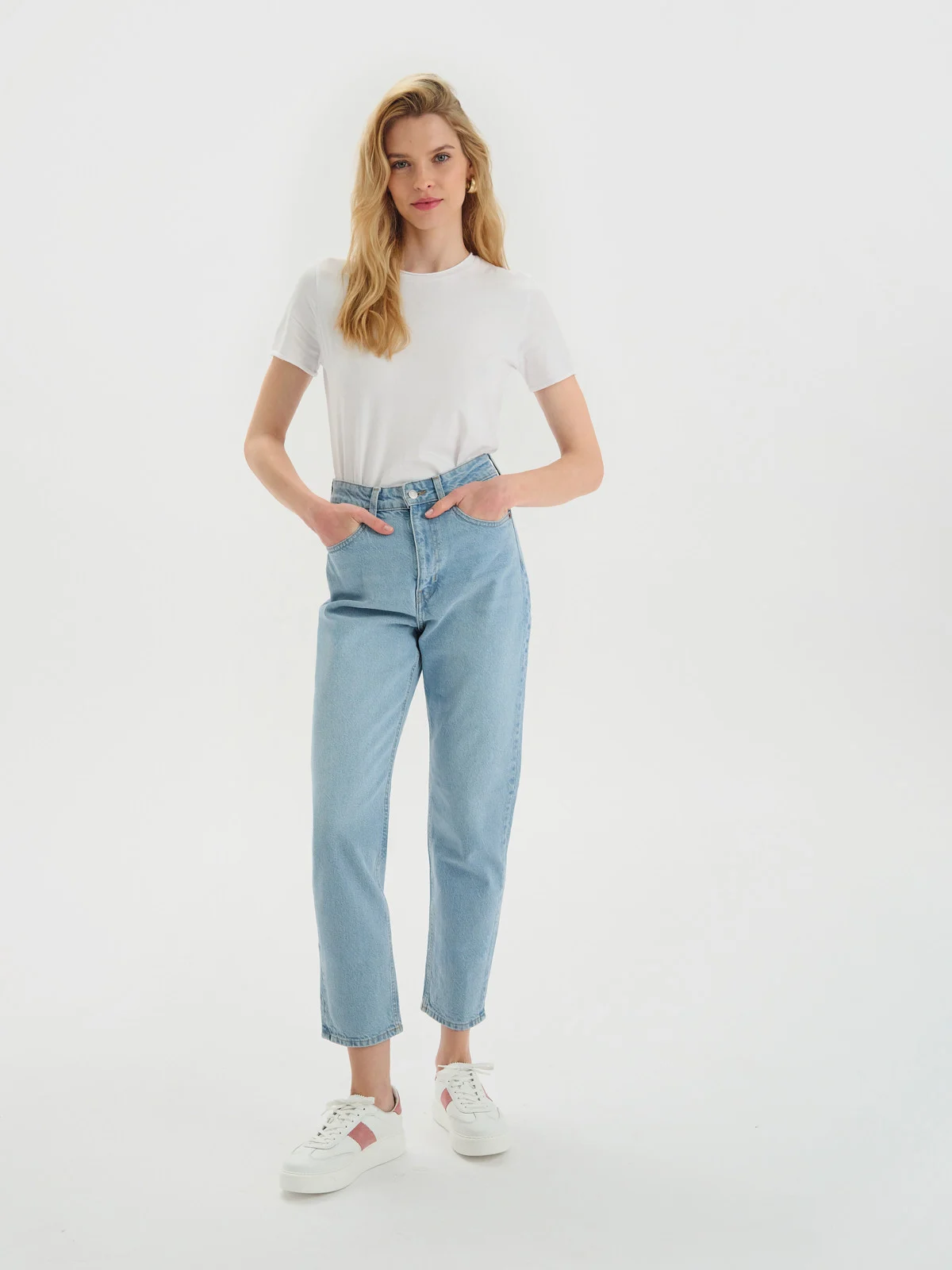 Białe, sportowe półbuty damskie z różowymi wstawkami