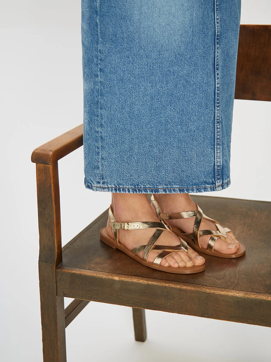 Platynowe sandały typu japonki