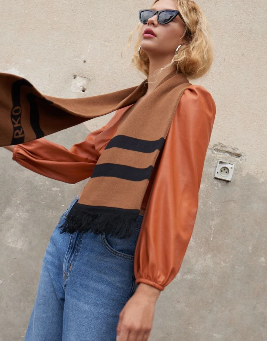 Karmelowy szalik bawełniany z frędzlami