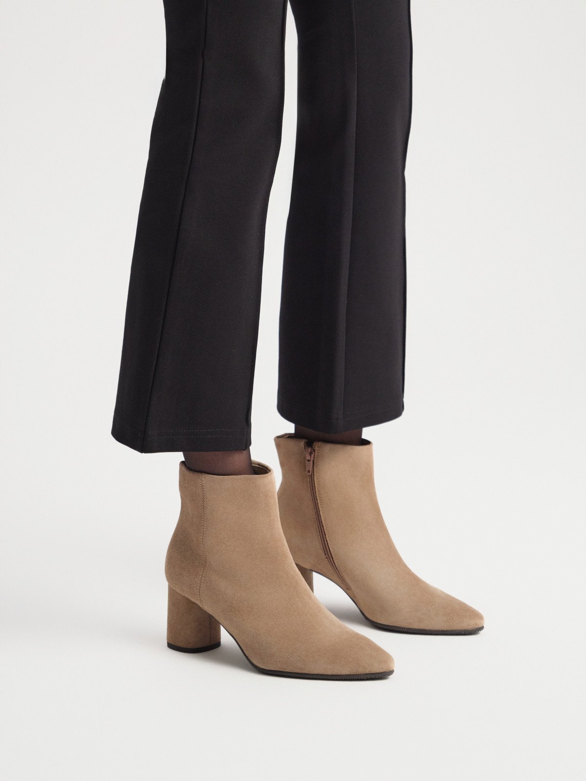 Beżowe botki damskie na owalnym słupku