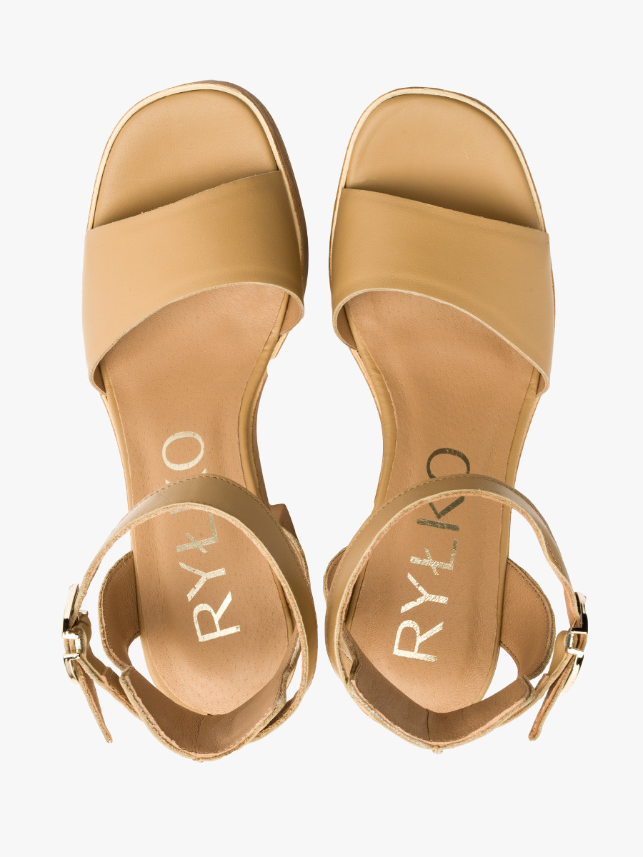 Beżowe sandały na balu