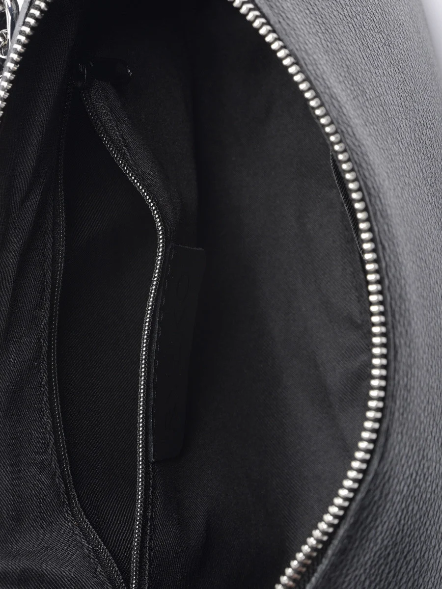 Torebka ze srebrnym łańcuchem