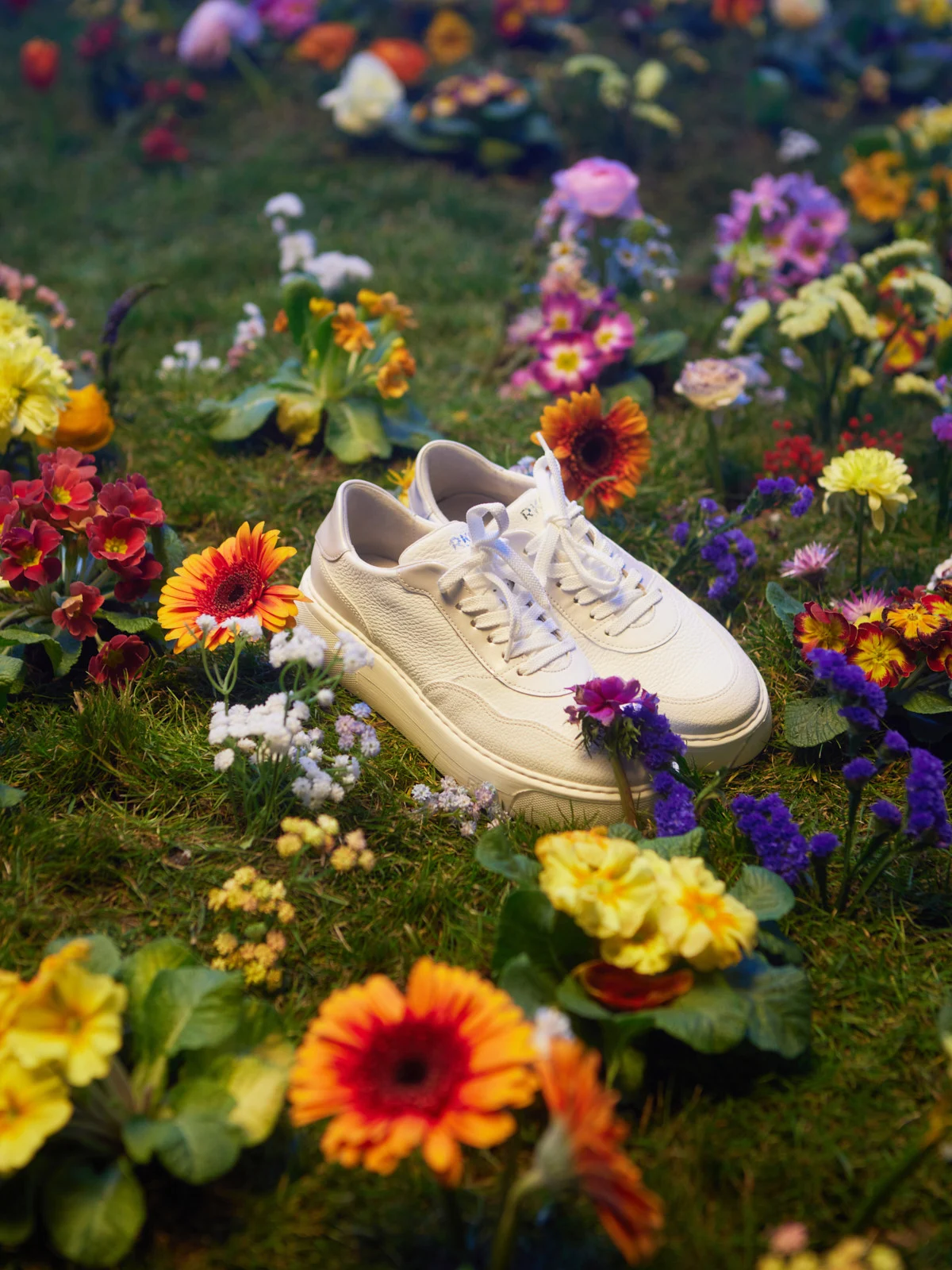 Białe półbuty sportowe z perłowymi detalami