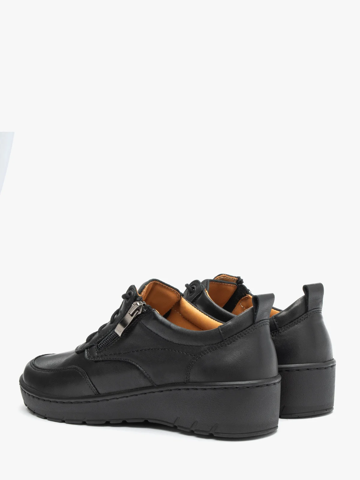 Czarne półbuty damskie na niskiej platformie