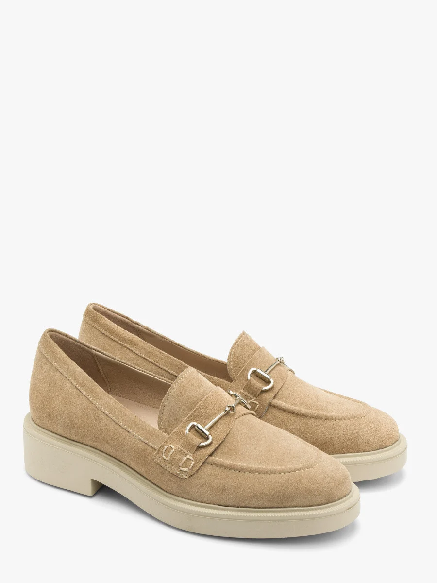 Piaskowe mokasyny ze srebrną ozdobą