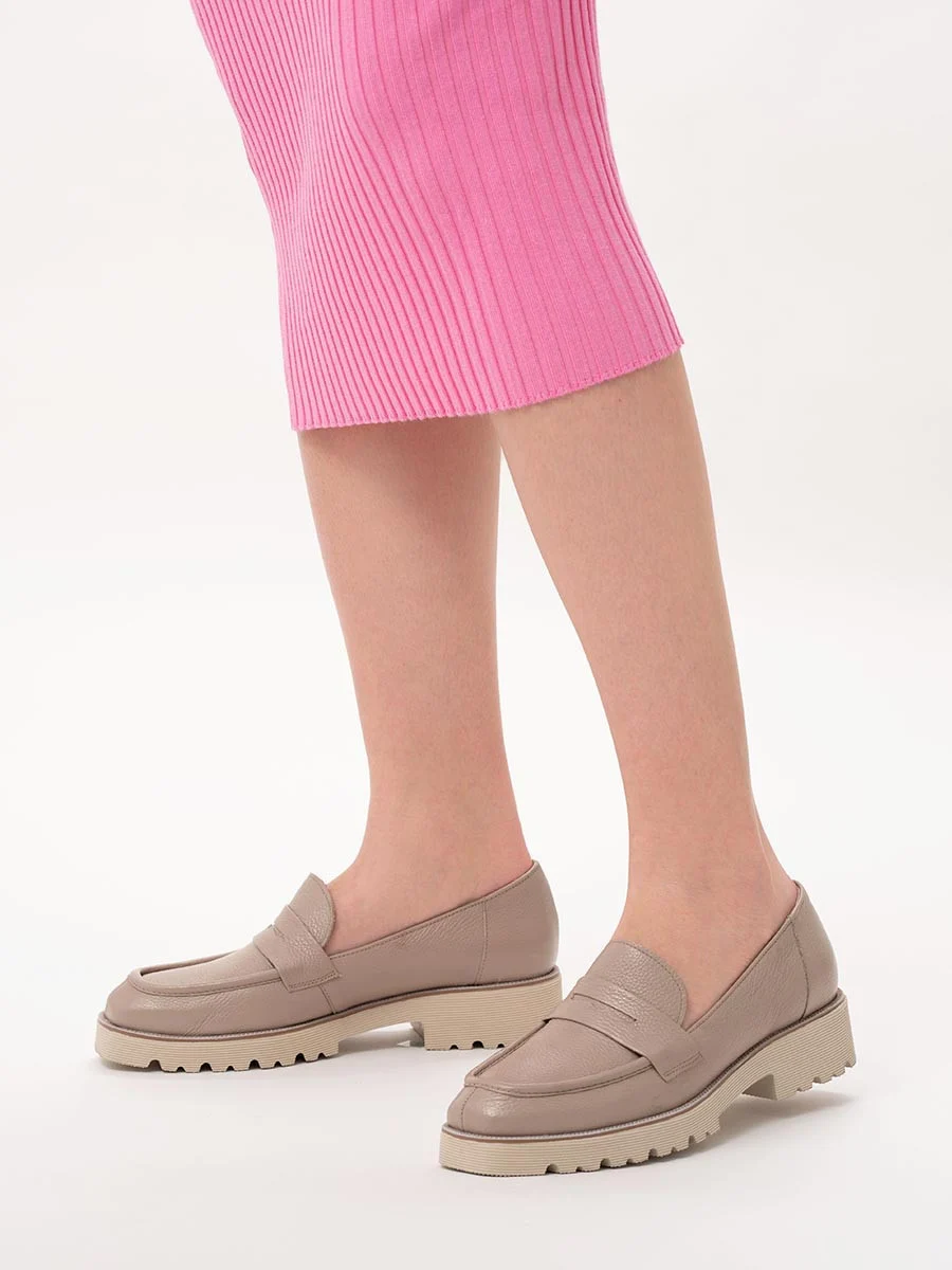 Beżowe mokasyny na traktorowej podeszwie