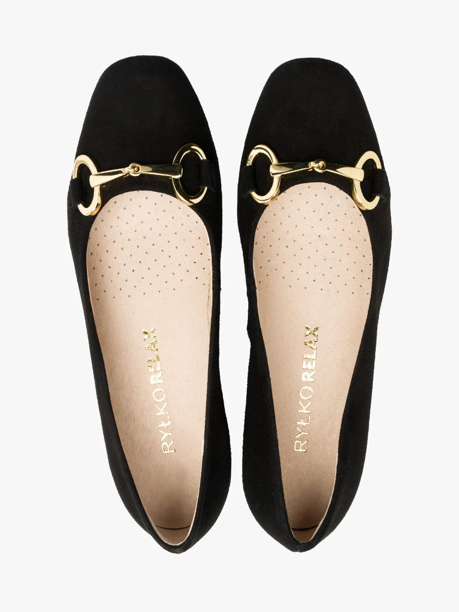 Czarne czółenka ze złotą klamrą