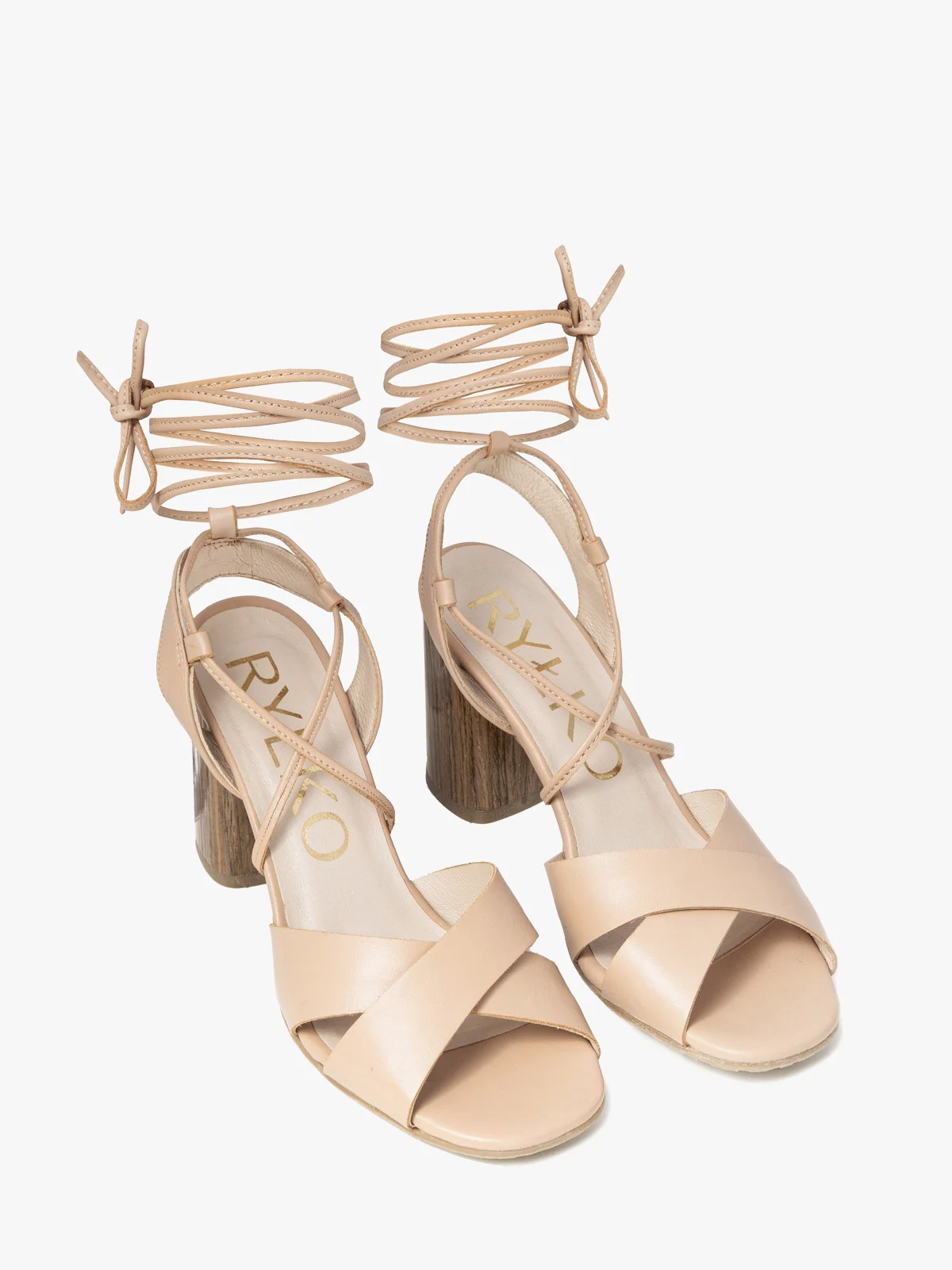 Beżowe sandały na słupku z wiązaniem wokół kostki