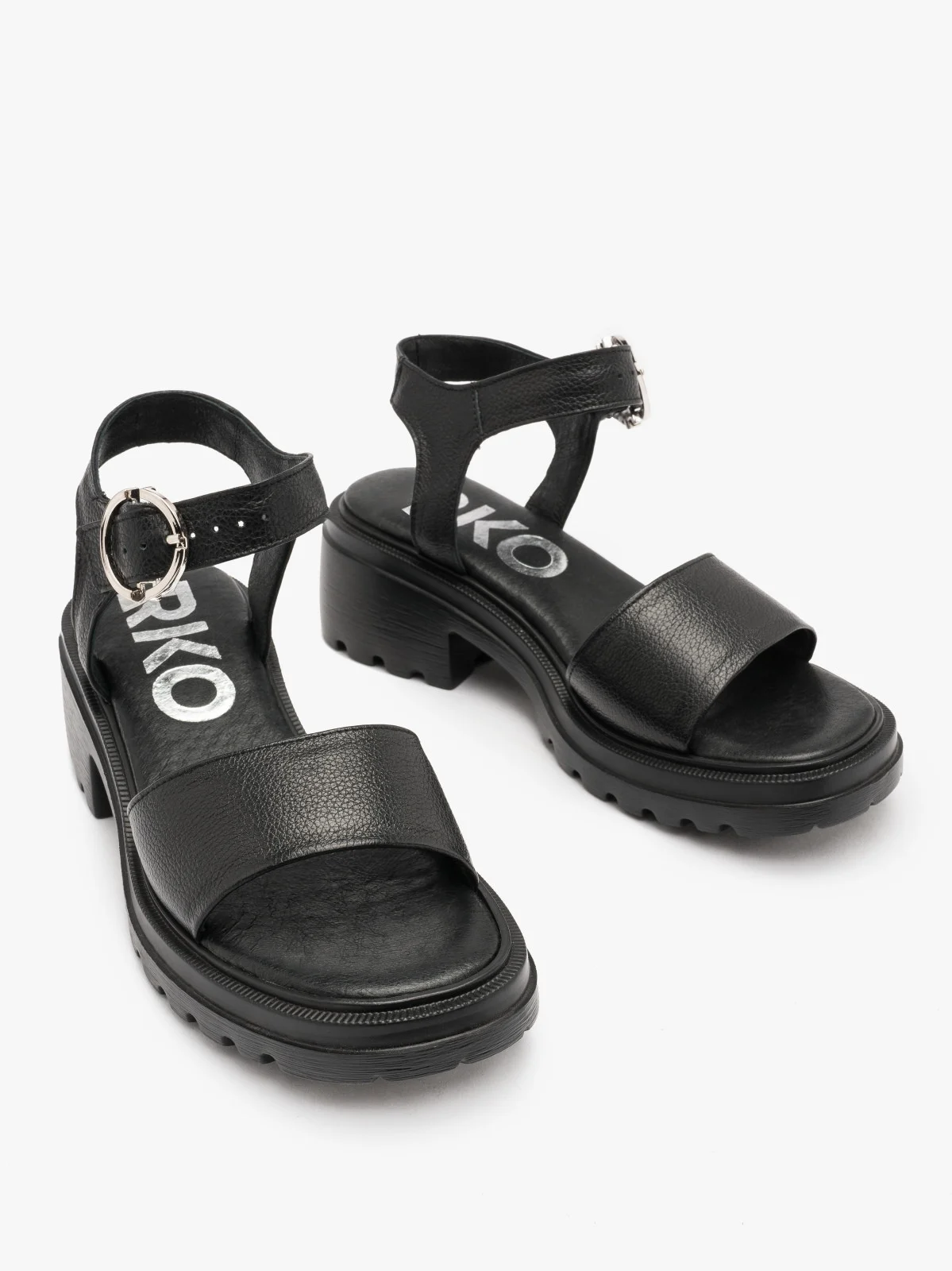 Czarne sandały na traktorowej podeszwie