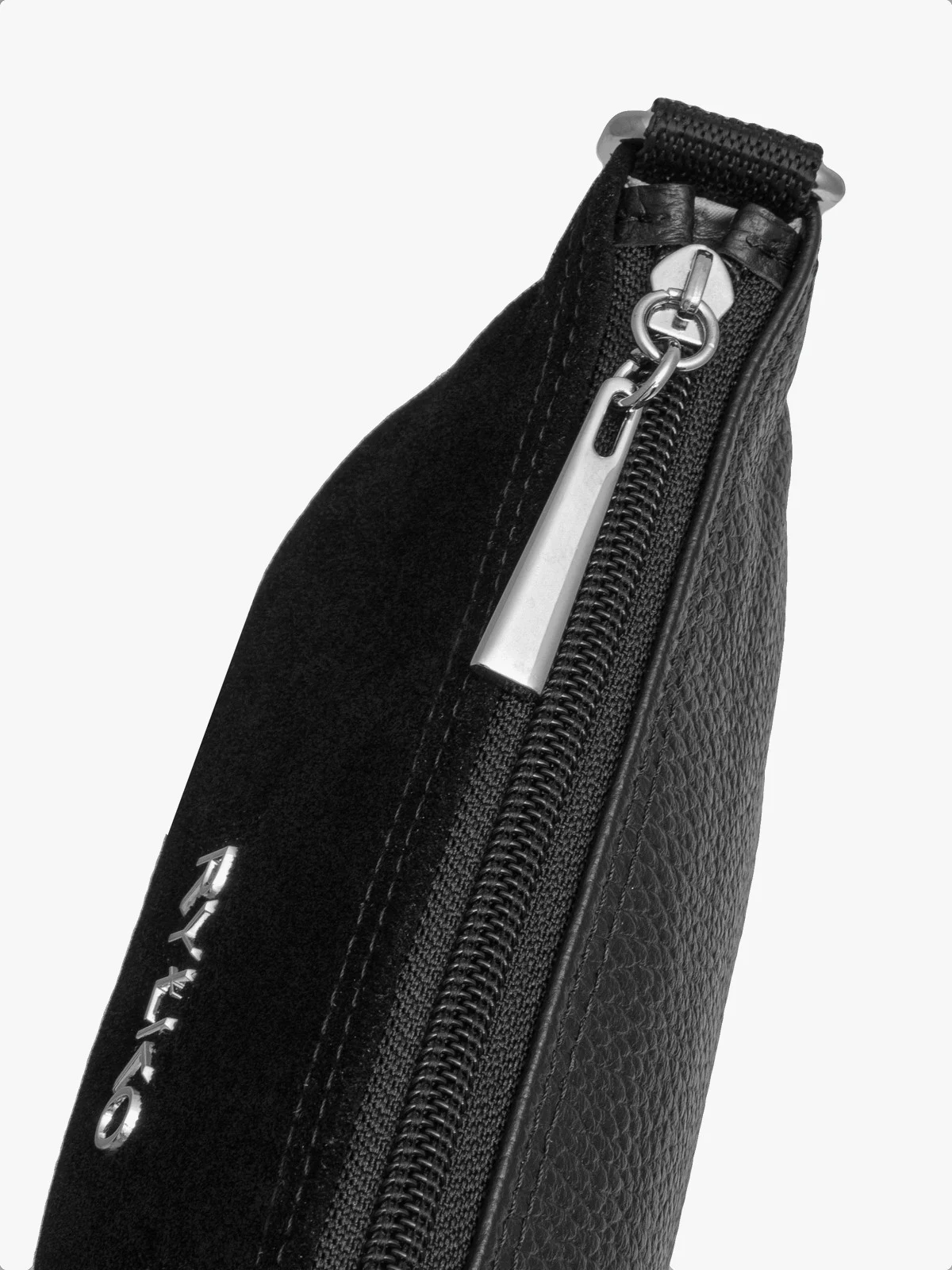 Mała, czarna torebka na pasku z taśmy