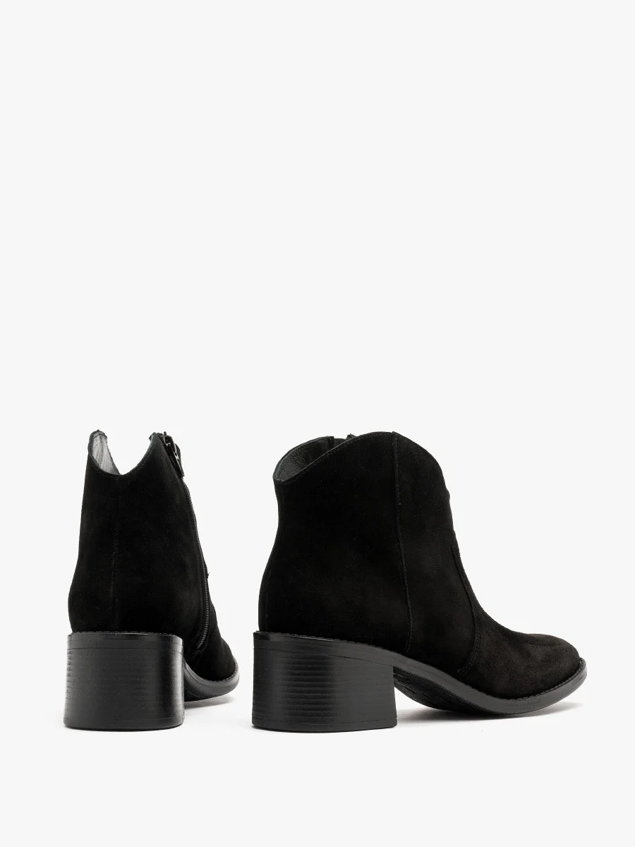 Czarne botki typu kowbojki