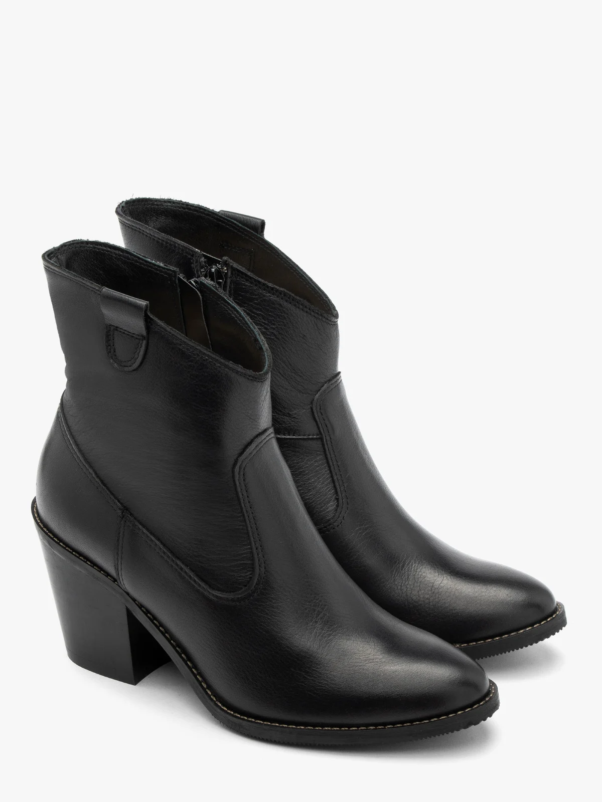 Czarne botki typu kowbojki z ozdobną cholewką