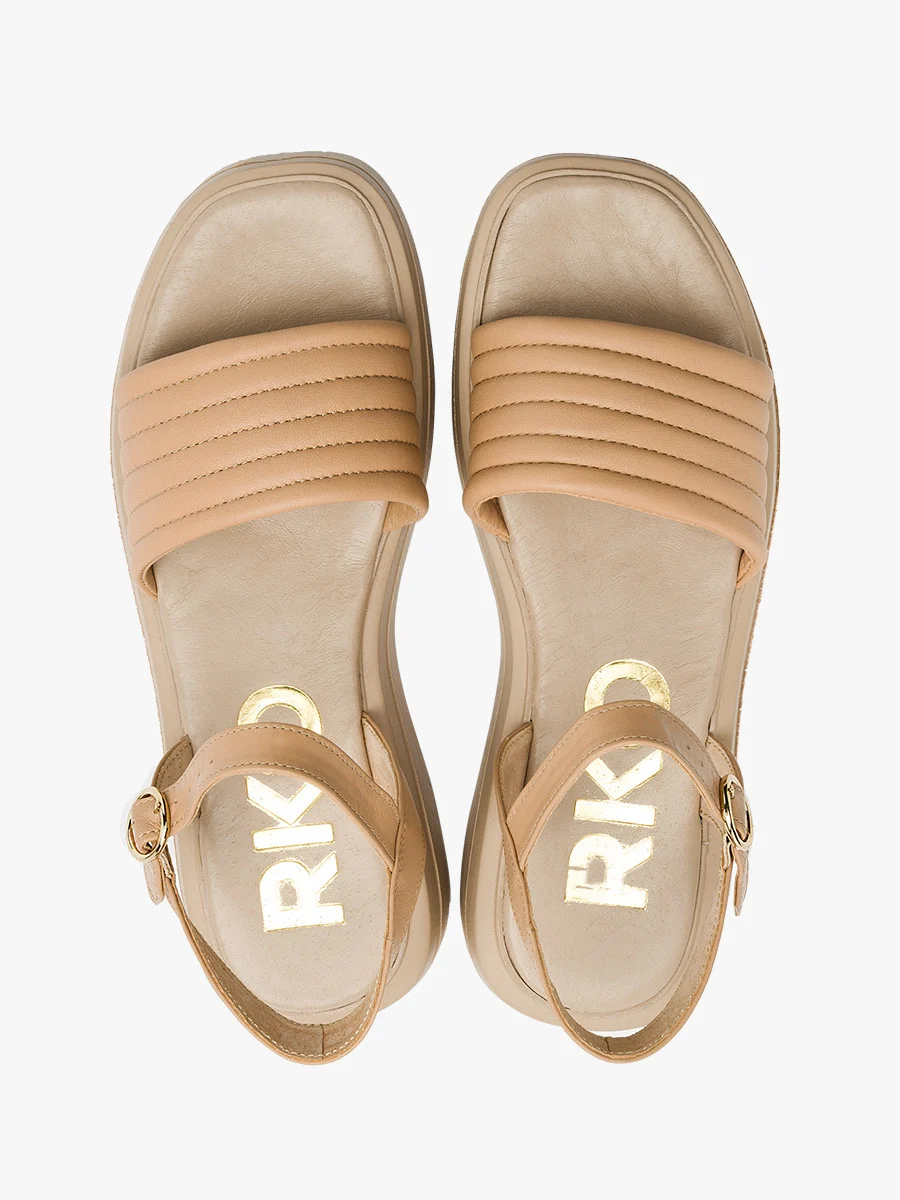 Beżowe sandały ze złotą sprzączką