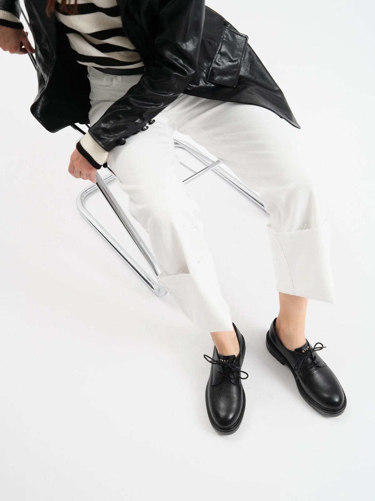 Czarne półbuty damskie ze złotym logotypem