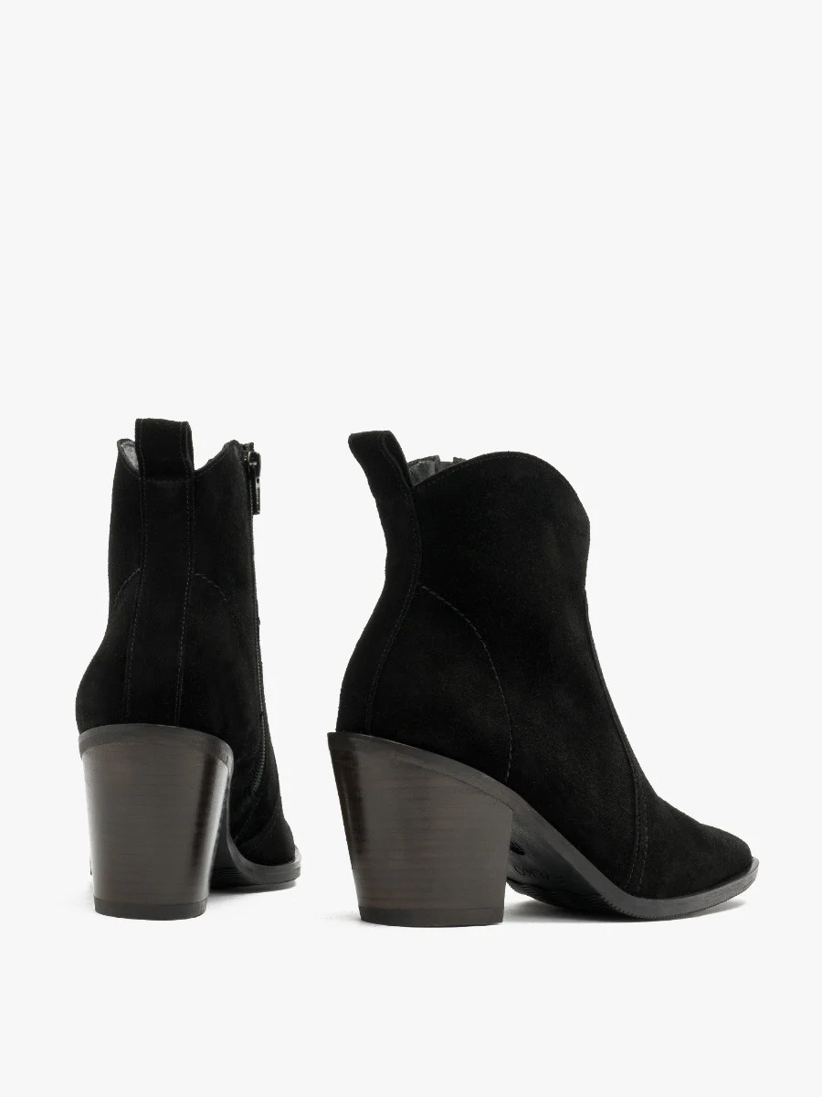 Czarne botki na słupku