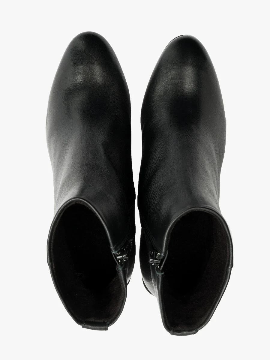 Czarne botki na obcasie