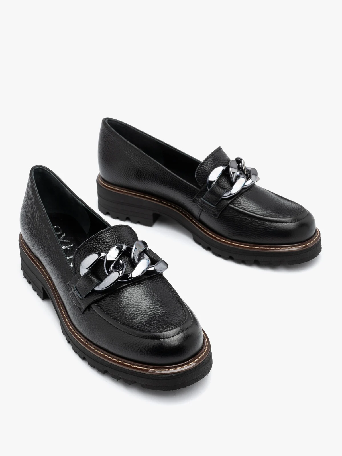 Czarne mokasyny z ozdobnym łańcuchem