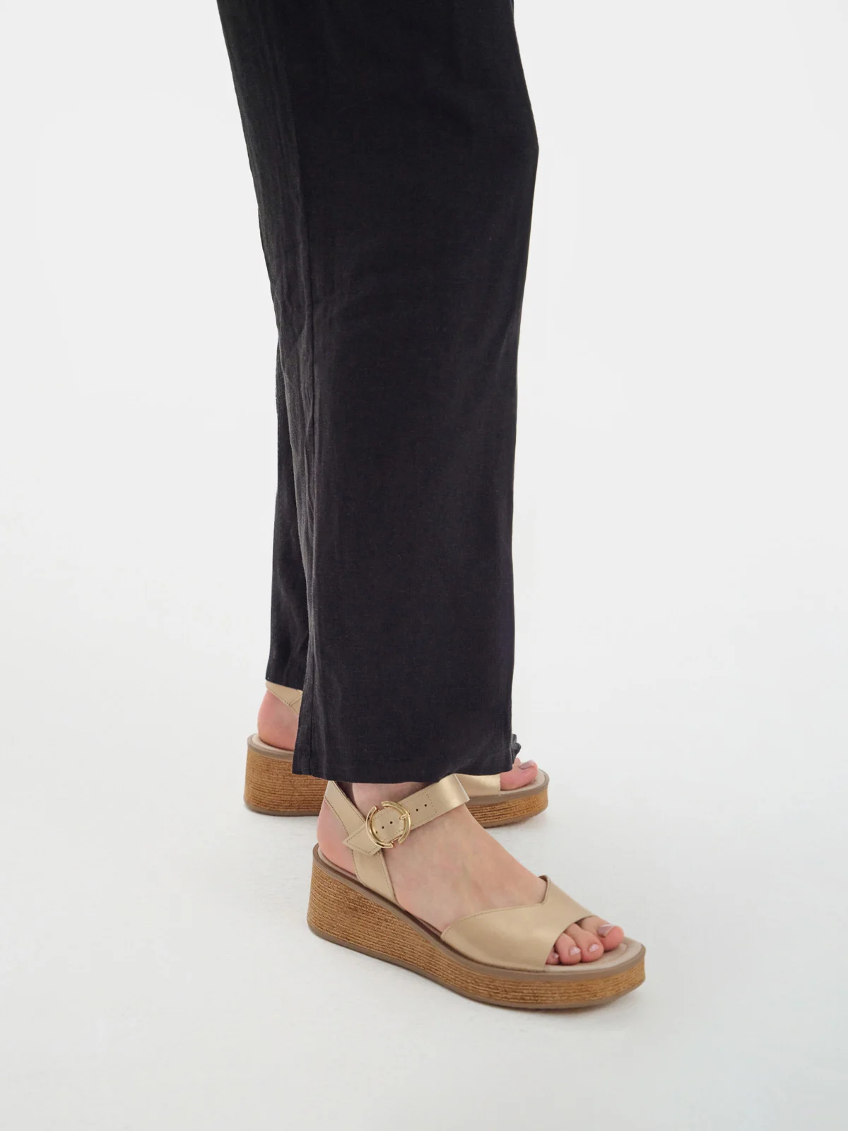 Złote sandały na platformie