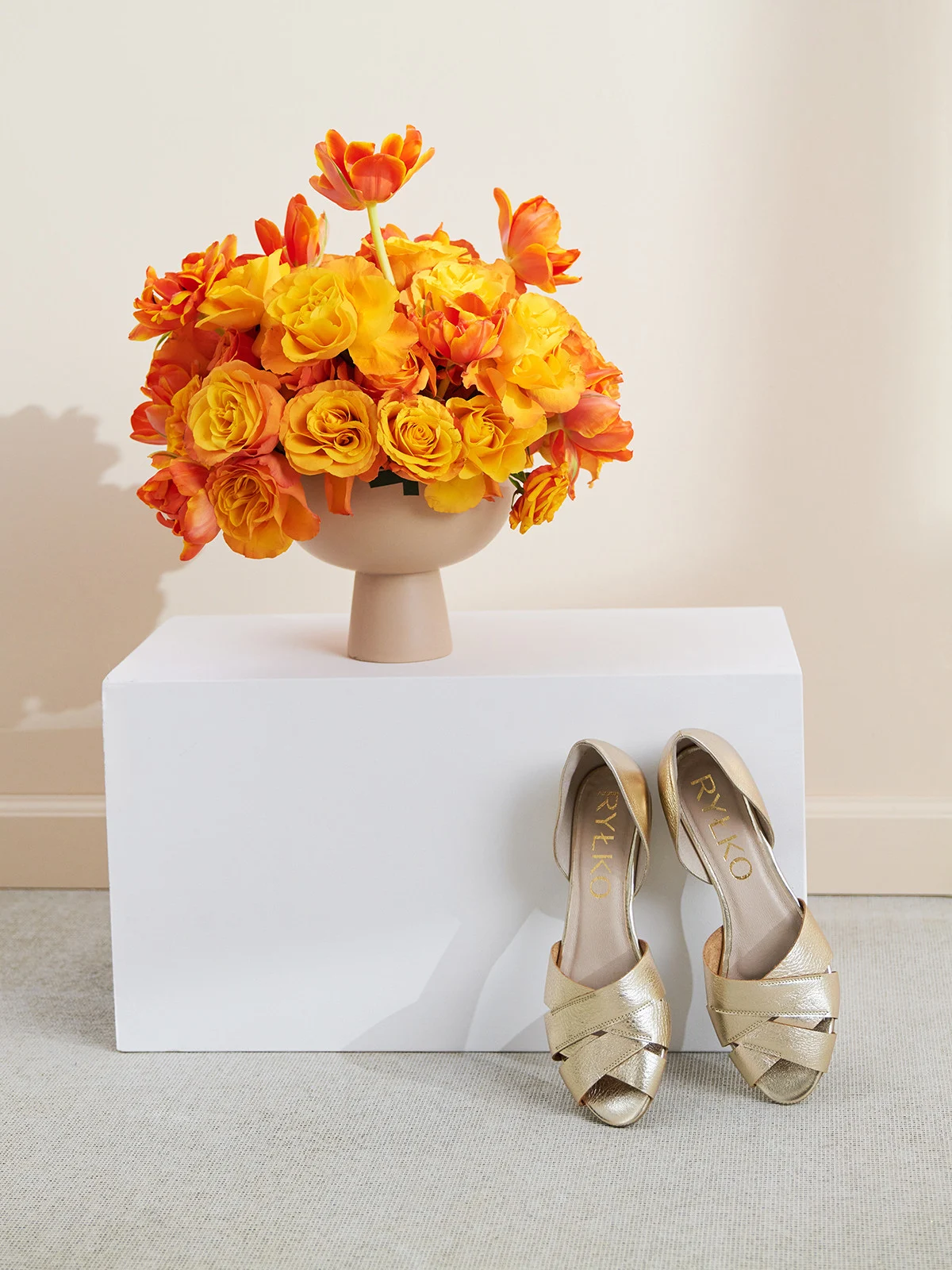 Platynowe baleriny z zakrytą piętą