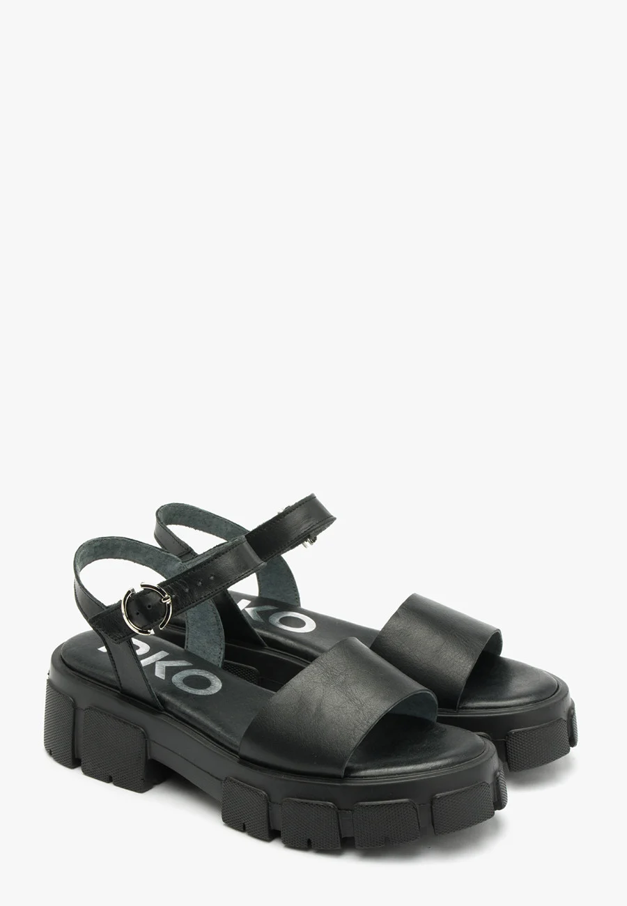 Czarne sandały ze srebrną sprzączką