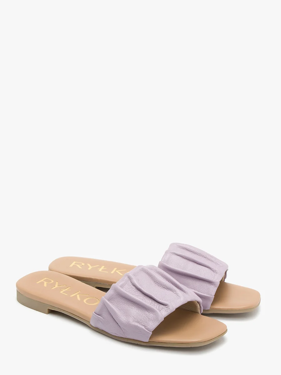 Liliowe klapki z marszczoną cholewką