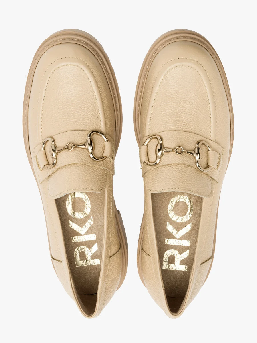 Beżowe mokasyny ze złotą ozdobą