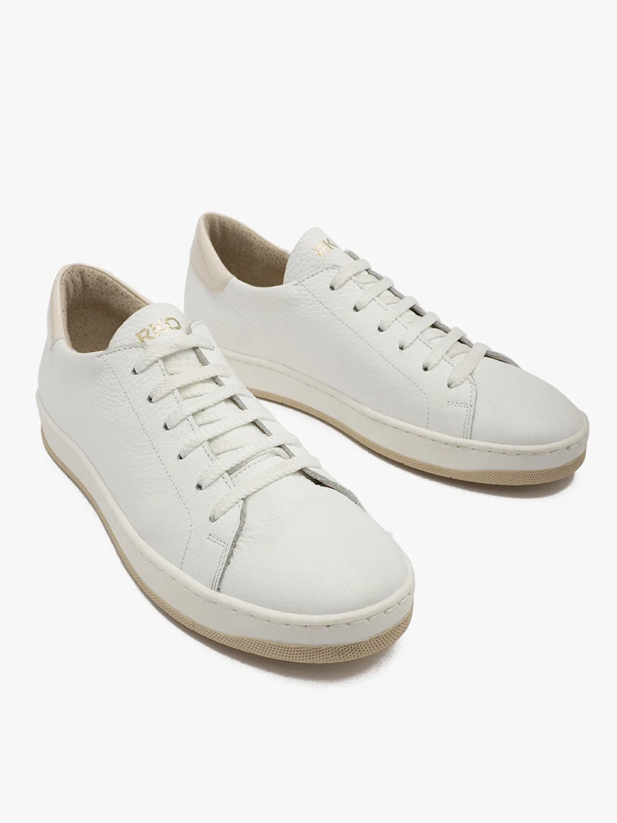 Białe sportowe półbuty