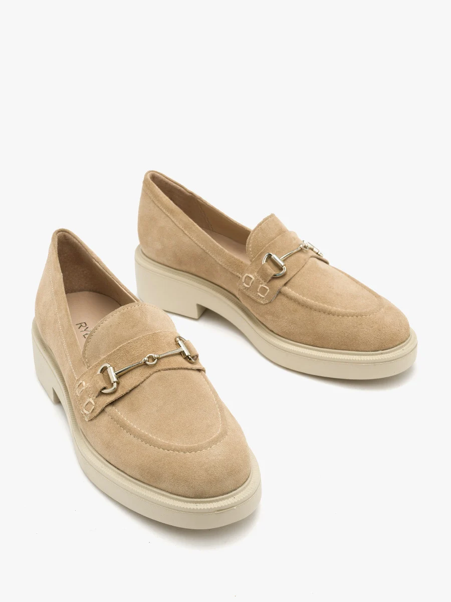 Piaskowe mokasyny ze srebrną ozdobą