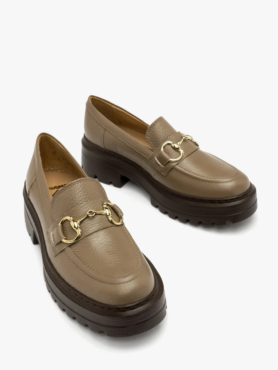 Beżowe mokasyny ze złotą ozdobą