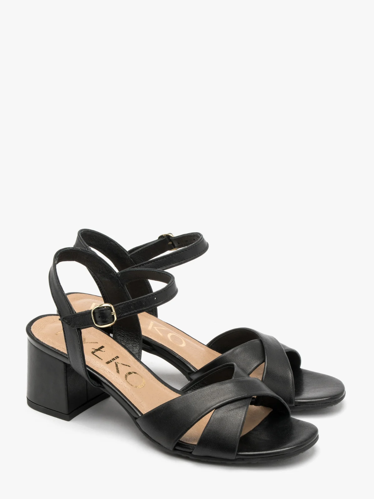 Czarne sandały z ozdobną cholewką