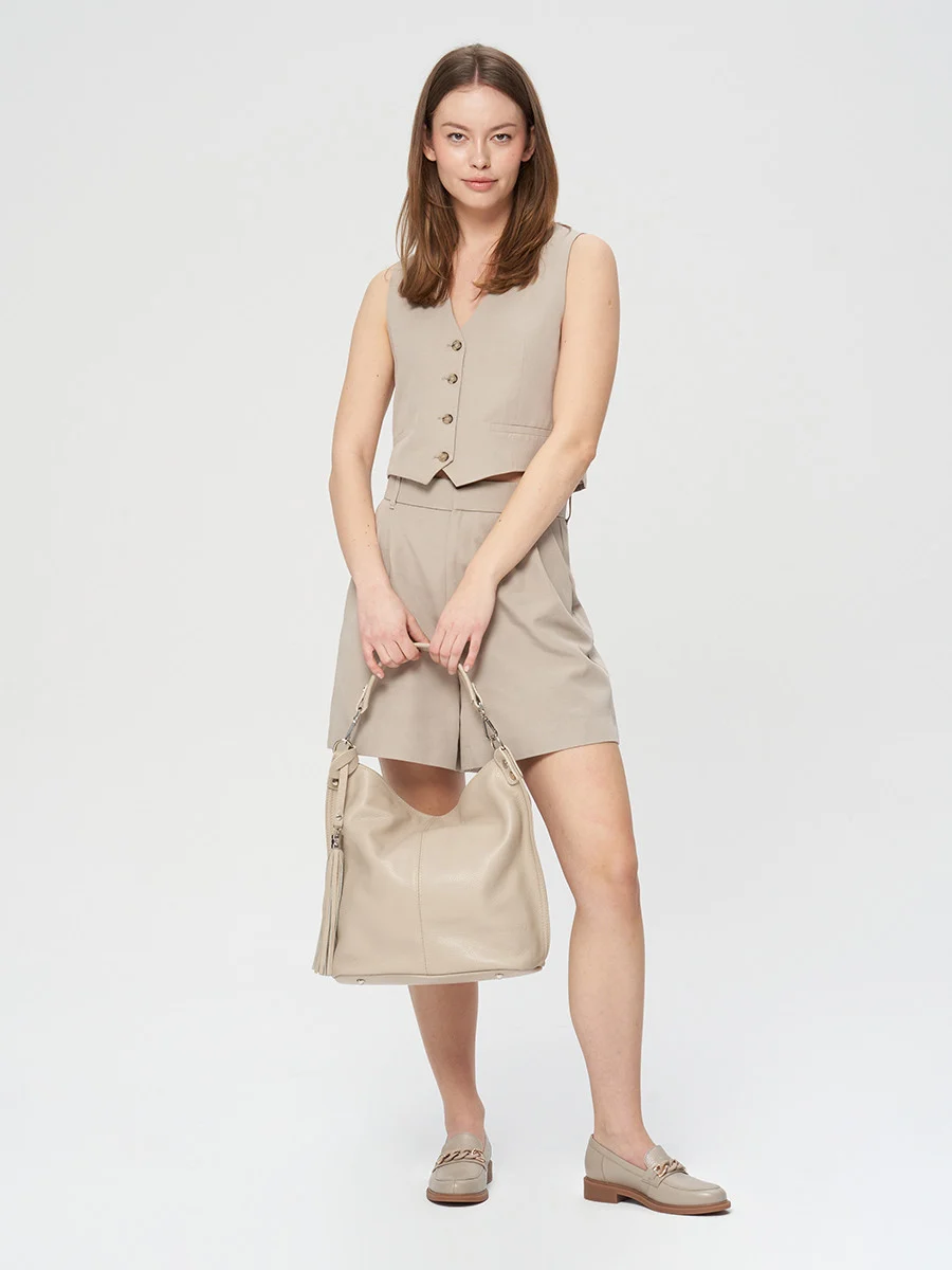 Beżowe mokasyny ze złoto-beżową ozdobą