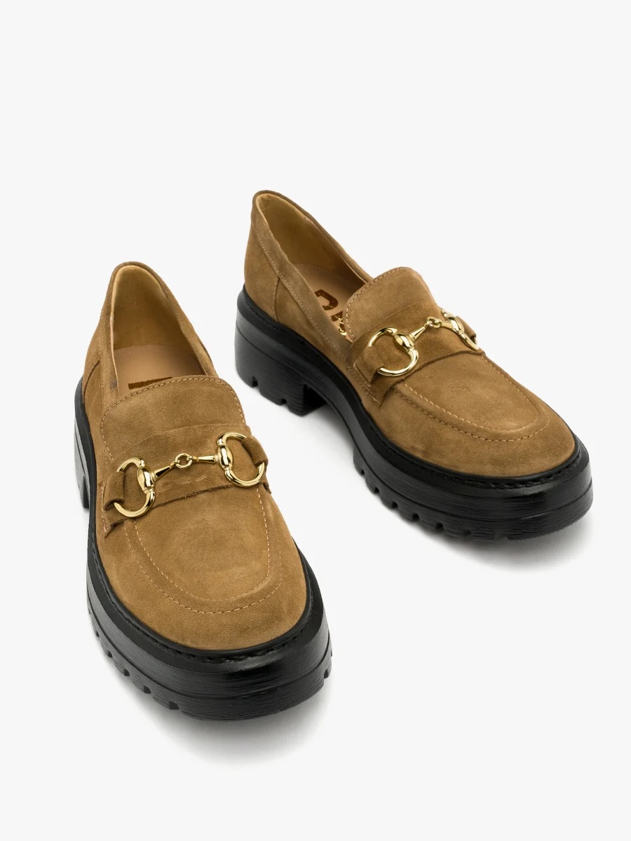 Beżowe mokasyny ze złotą ozdobą