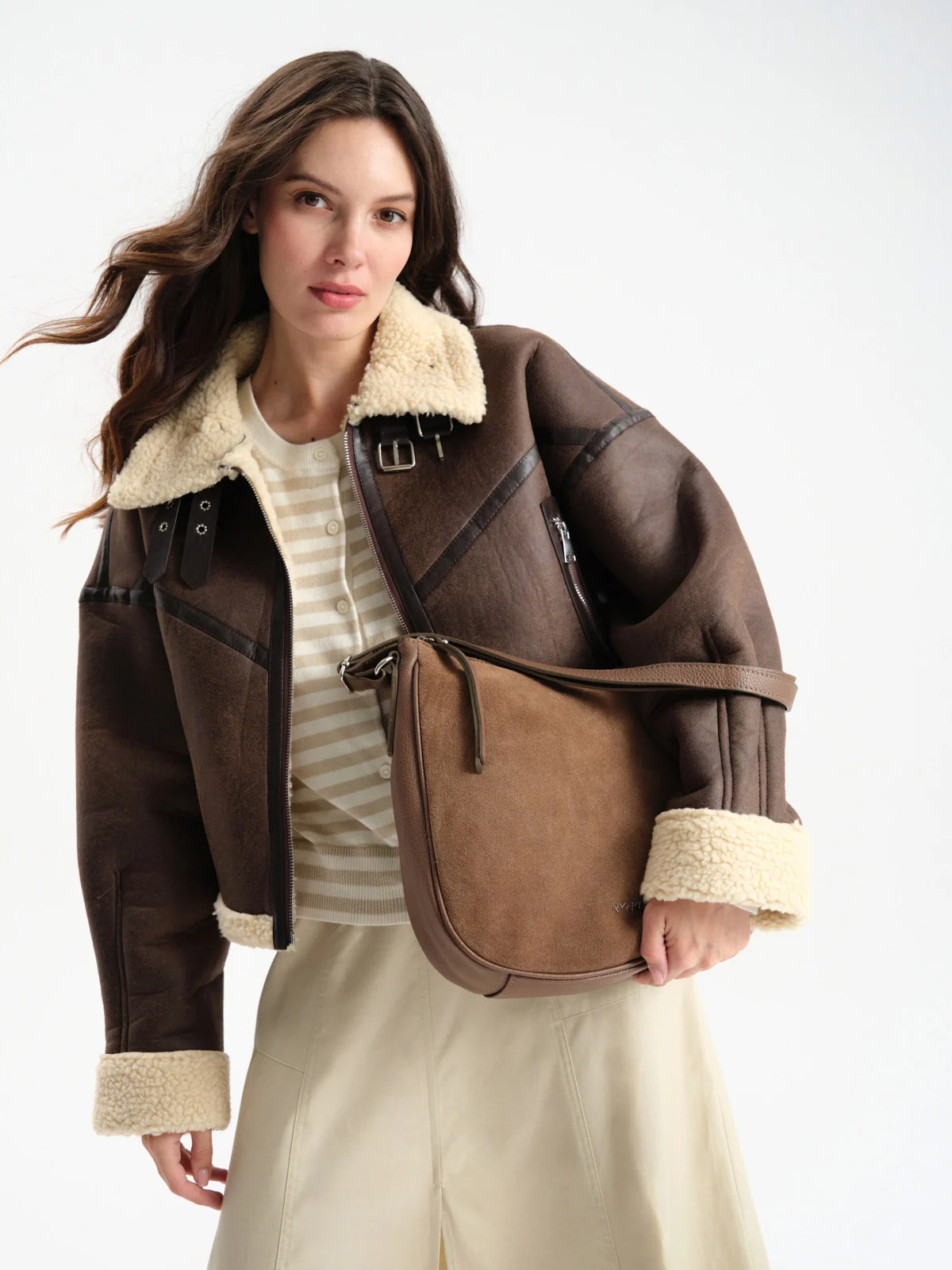 Ciemnobeżowa torebka średniej wielkości z logotypem