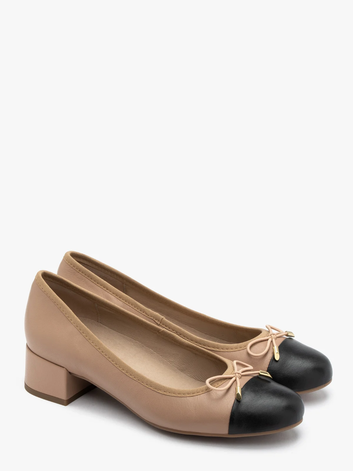 Beżowo-czarne czółenka z ozdobną kokardą