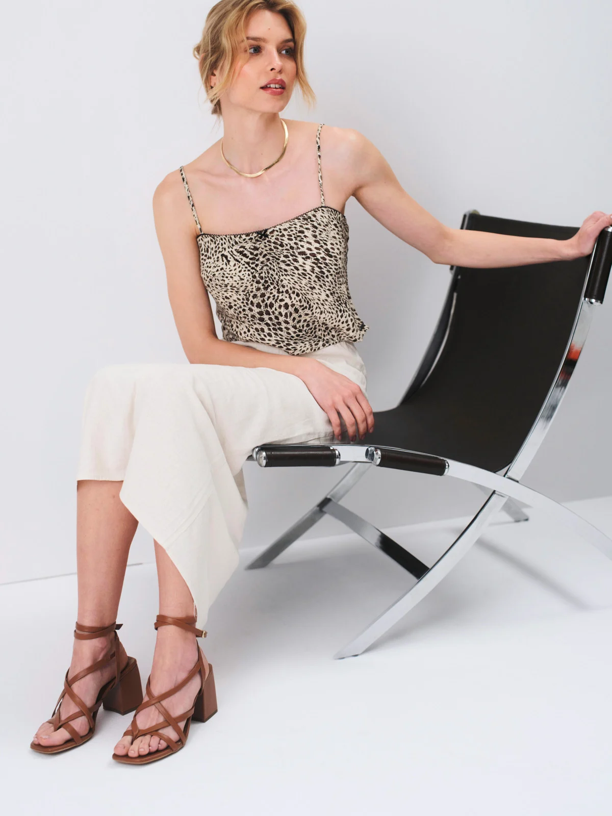 Jasnobrązowe sandały typu japonki na masywnym obcasie