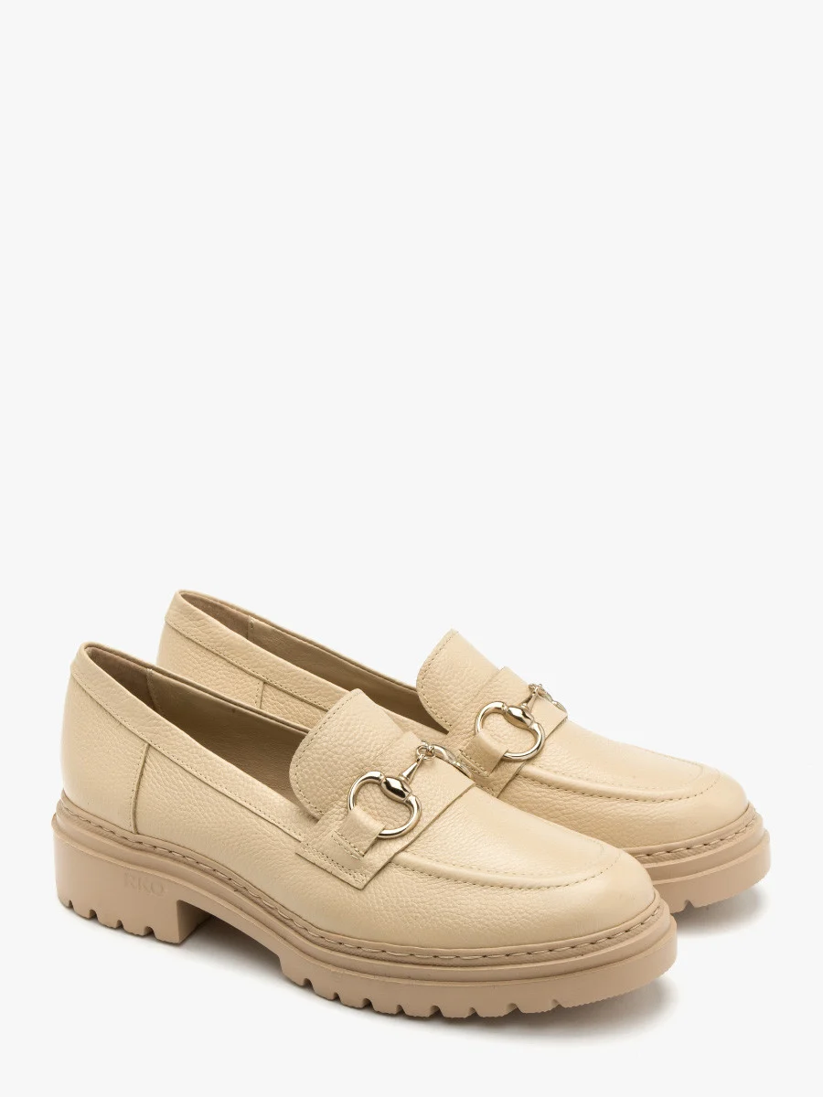 Beżowe mokasyny ze złotą ozdobą