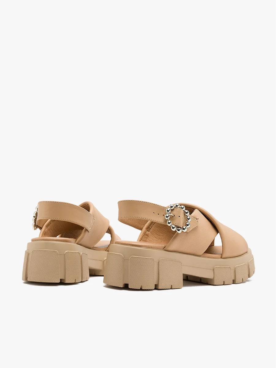 Beżowe sandały z ozdobną klamrą