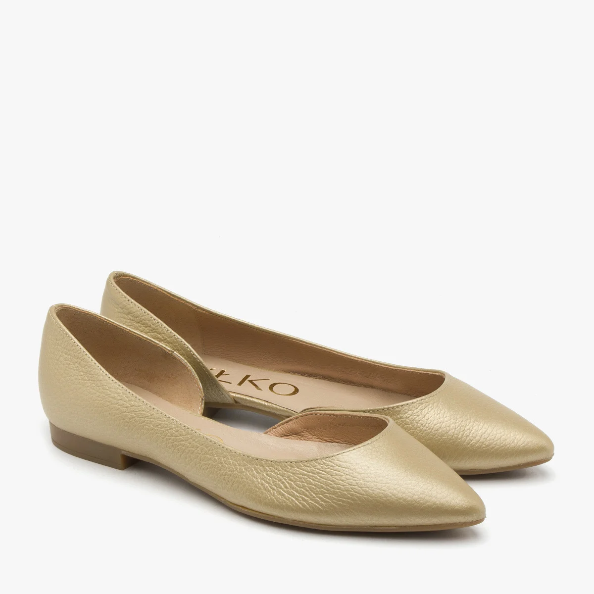 Złote baleriny z ozdobną cholewką