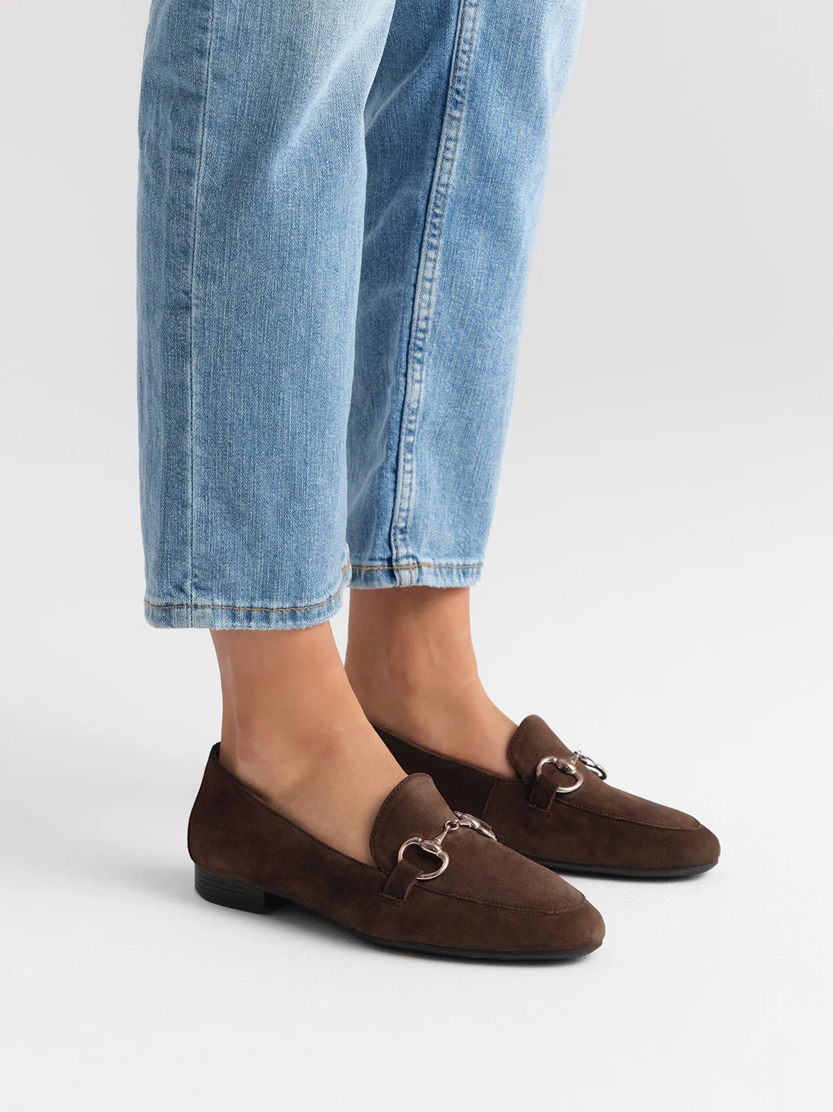 Brązowe mokasyny z ozdobną klamerką