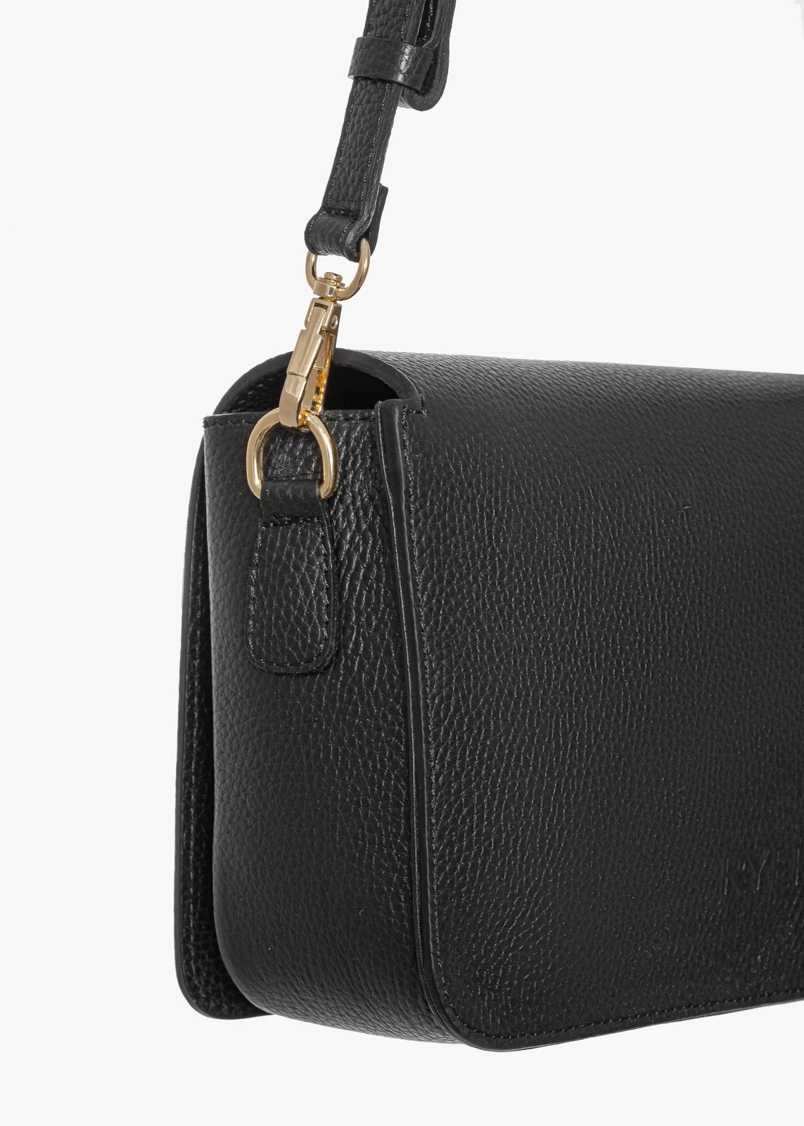 Mała, elegancka torebka na pasku ze złotymi detalami