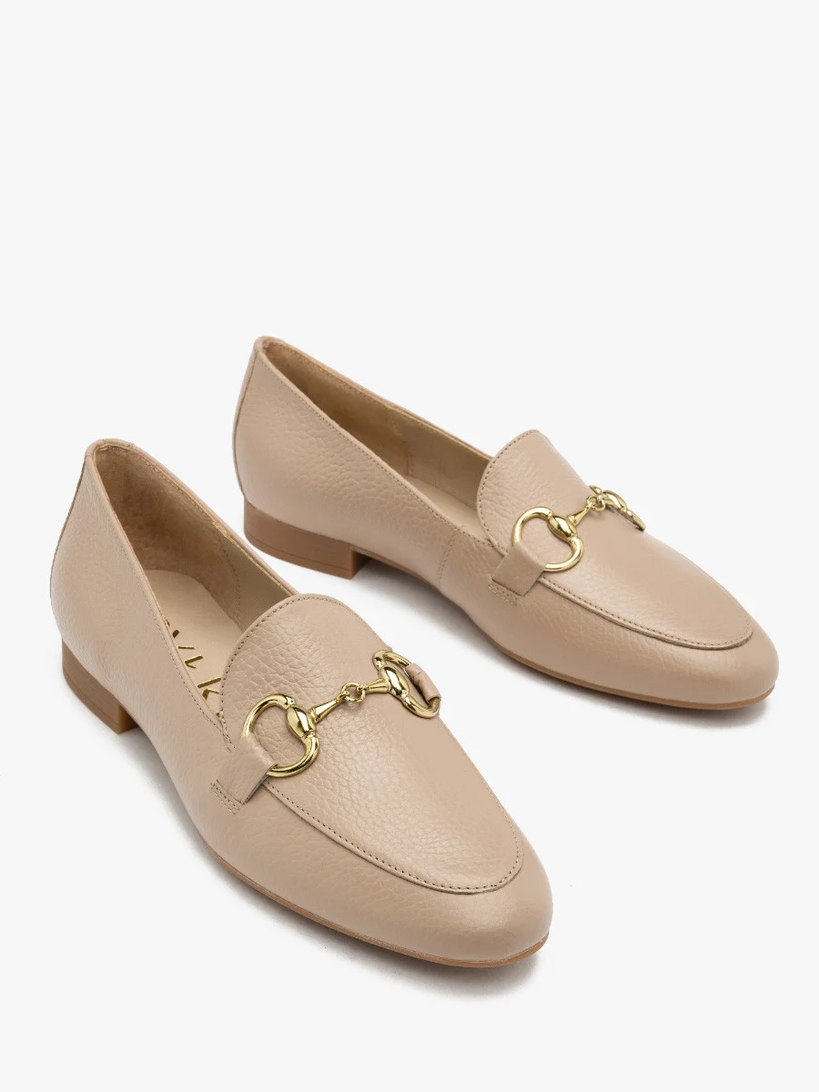 Beżowe mokasyny ze złotą klamerką