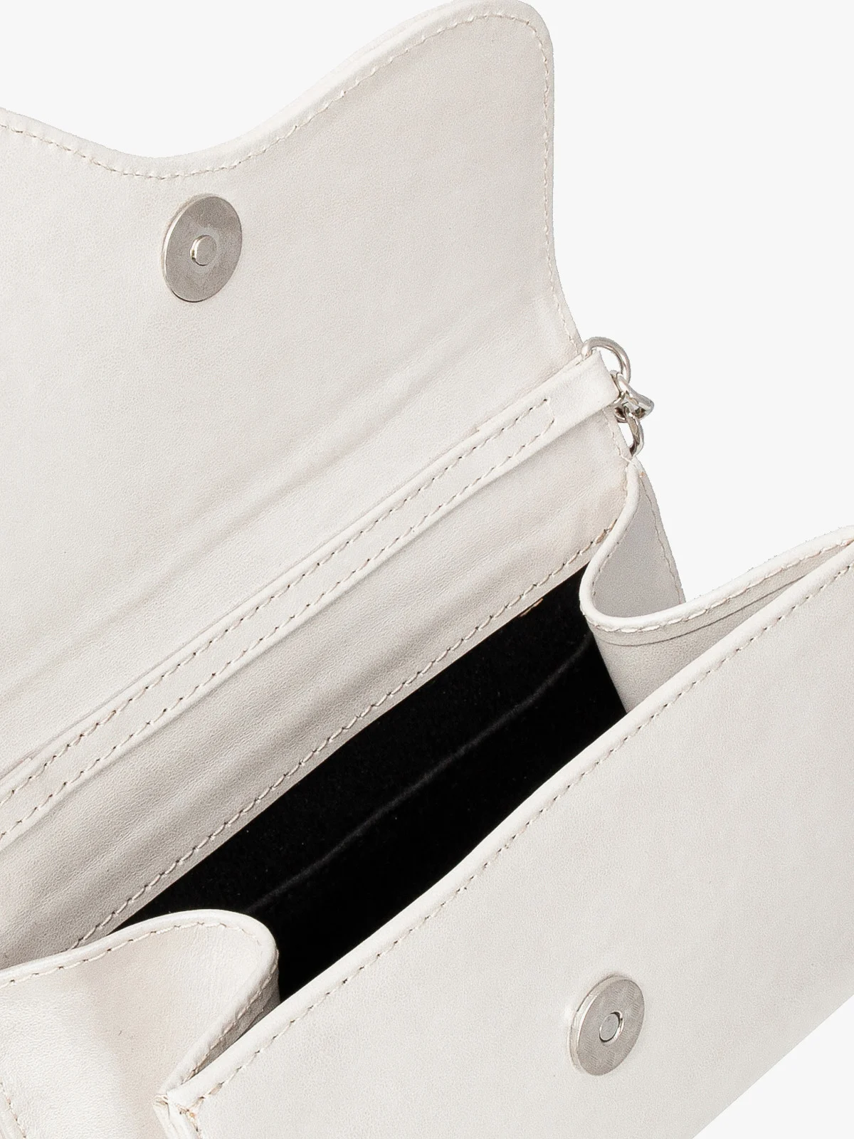 Perłowa torebka z ozdobną klapą