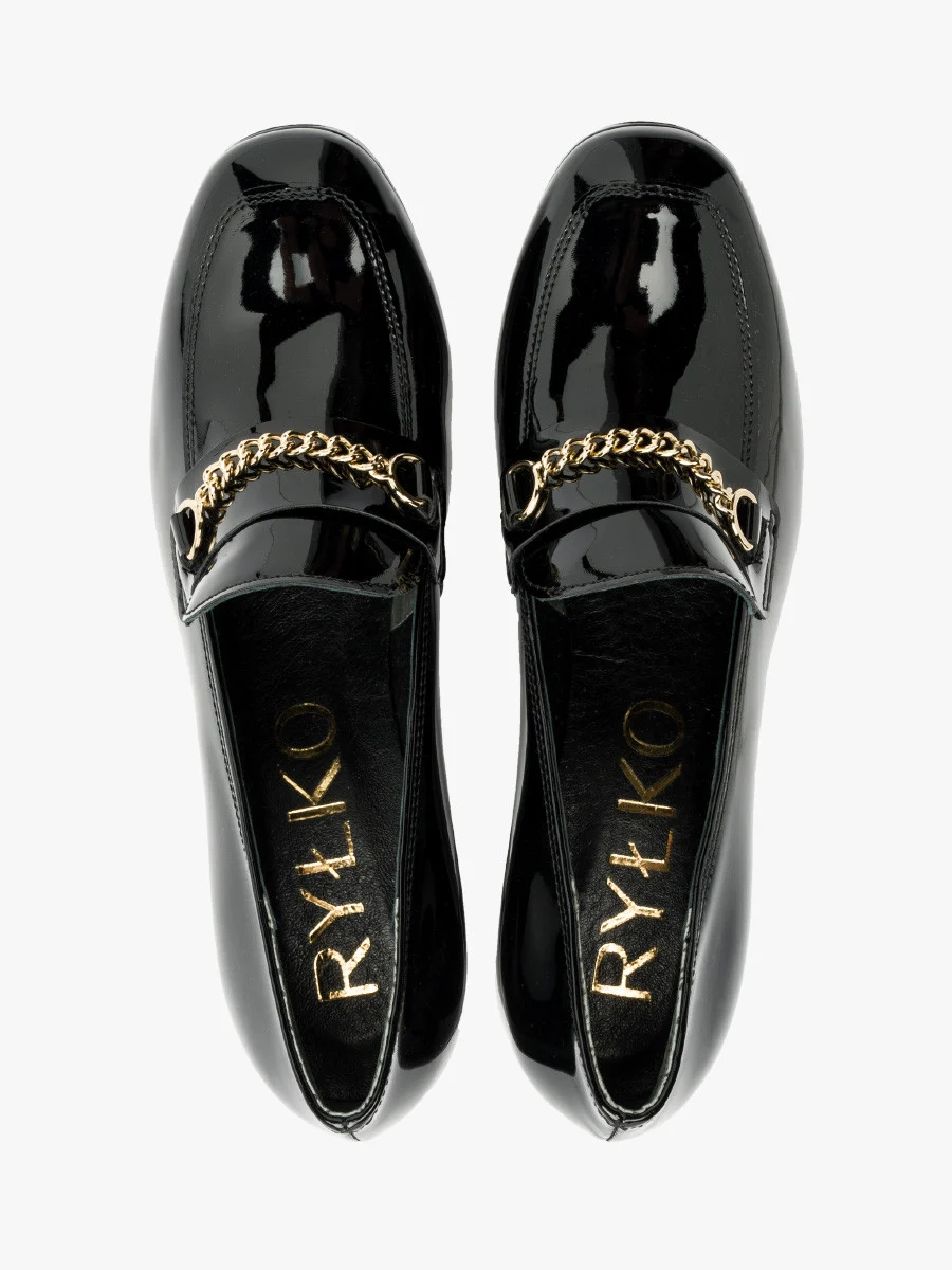 Czarne lakierowane mokasyny na obcasie