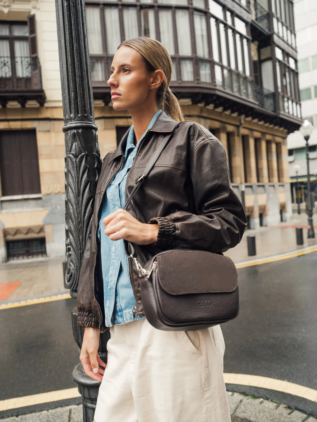 Brązowa torebka typu listonoszka z ozdobną welurową klapą