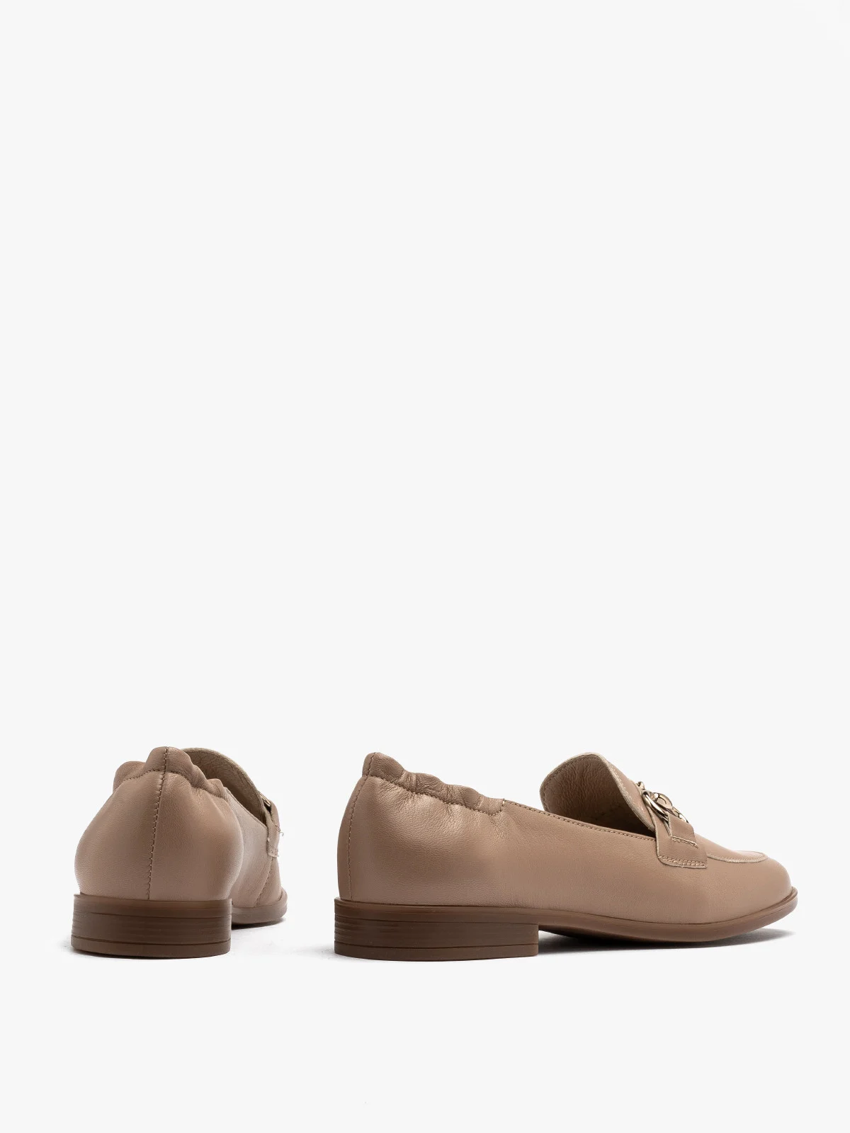 Beżowy mokasyn z miedzianą ozdobą na cholewce