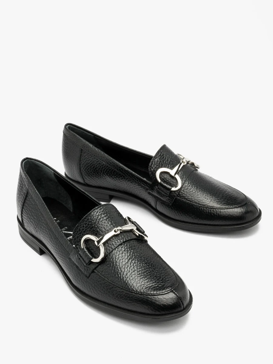 Czarne mokasyny ze srebrną ozdobą