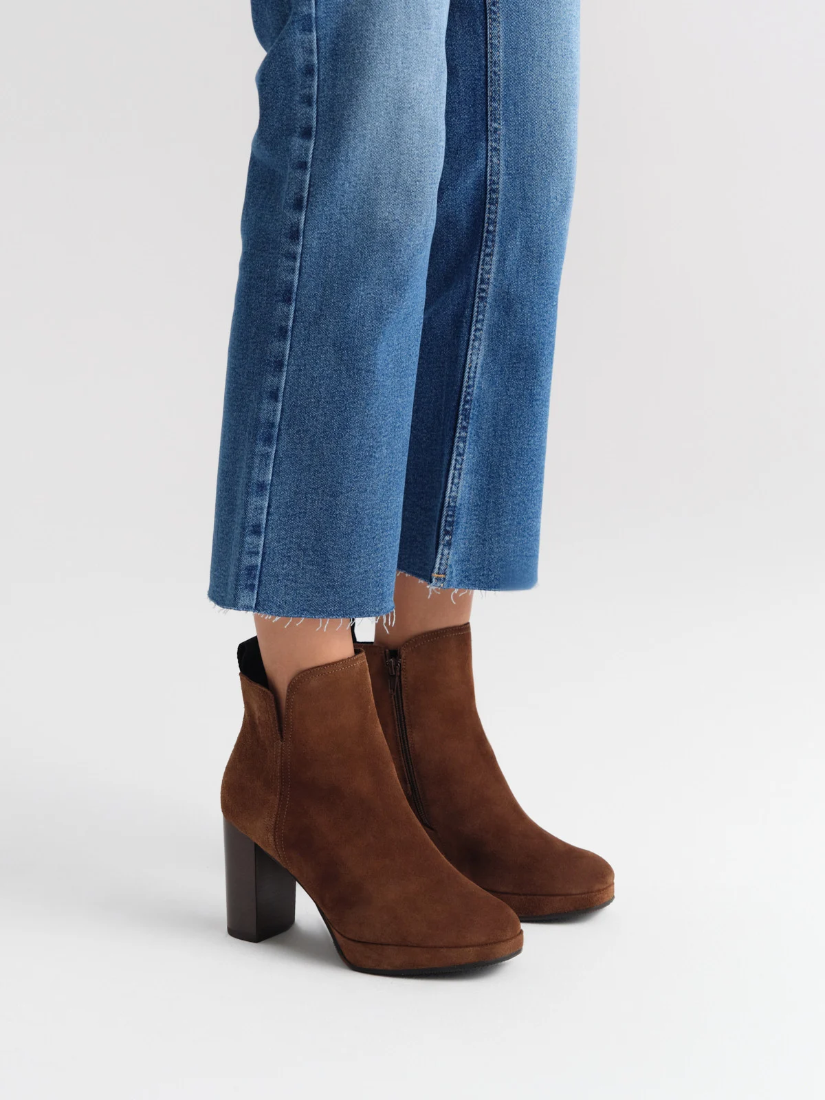 Brązowe botki ze skóry welurowej na wysokim obcasie oraz balu